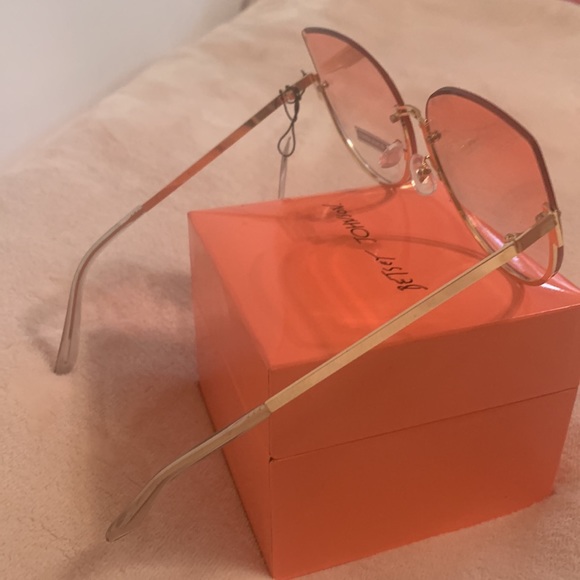 N.Y. Sunglasses with light Pink Gradient - Picture 4 of 4